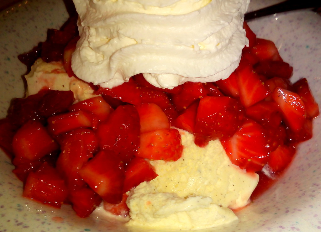 für Geniesser | Vanilleeis mit frischen Erdbeeren und ein Kl… | Flickr