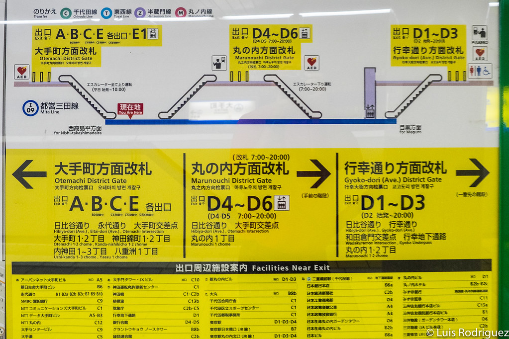 Cartel de salidas en el andén de la estación
