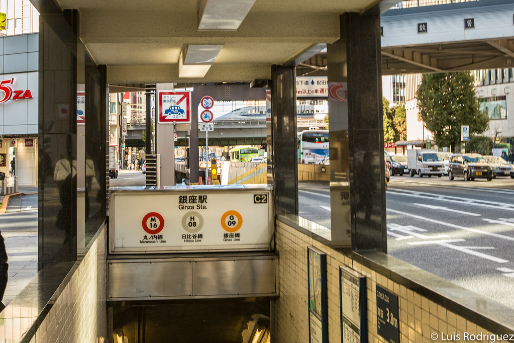Información de líneas a la entrada de la estación de Ginza