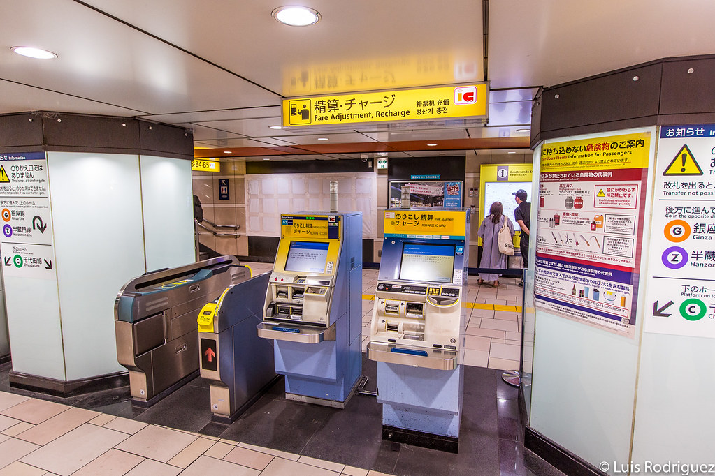 Máquinas de ajuste de tarifa junto a la salida del metro