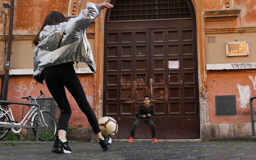 ROMA ARCHEOLOGIA E RESTAURO ARCHITETTURA. Italy, looking to lift lockdown starting May 4, considers advice from scientists, economists and psychiatrists. THE WASHINGTON POST (23/04/2020). Foto: Children play football on the streets of Rome. Italy (04/2020