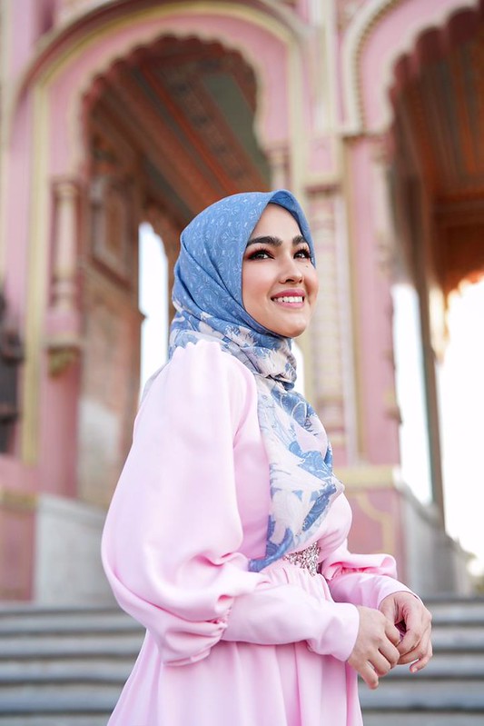 Buttonscarves X Elfira Loy Satukan Dua Rumpun, Gaya Muslimah Modest