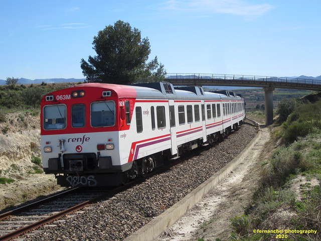 Tren de media distancia de Renfe (Línea Xàtiva-Alcoi) a su paso por BENIGANIM (Valencia)