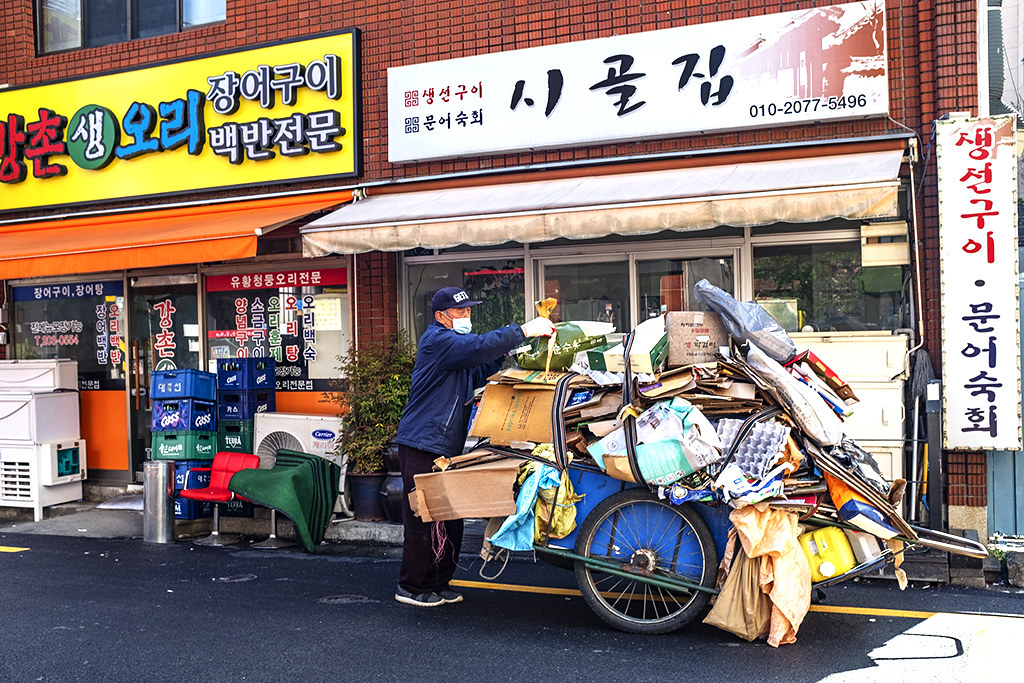 Cardboard box collector in Hadan-dong on 4-20-20--Busan