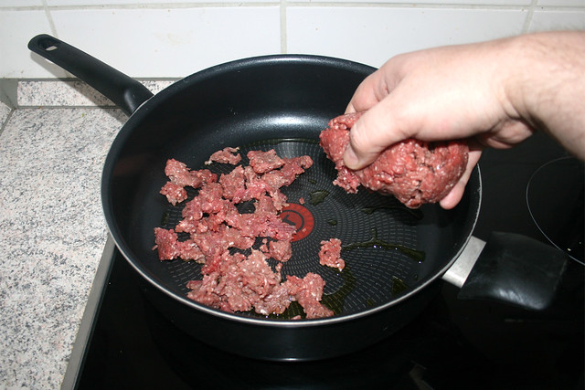 01 - Hackfleisch in Pfanne geben / Put ground meat in pan