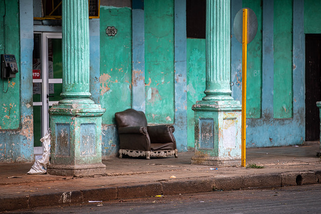 A lonely couch in Havana