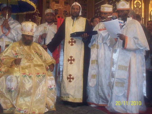 الراهب القمص حياة الأثيوبي المحرقي مع قداسة البابا شنودة وأبونا باولوس بطريرك أثيوبيا (12)