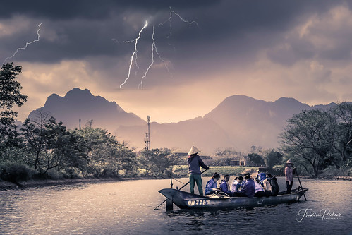 boat river mountain thunderstorm asie asia trip travel ngc canon eos 60d people luminar lightroom
