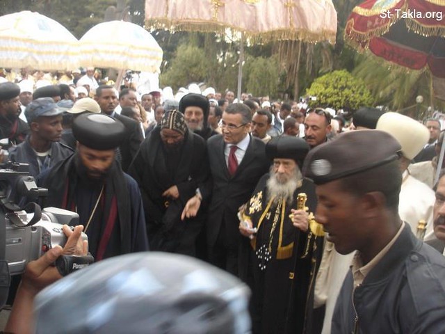 الراهب القمص حياة الأثيوبي المحرقي مع قداسة البابا شنودة وأبونا باولوس بطريرك أثيوبيا (3)