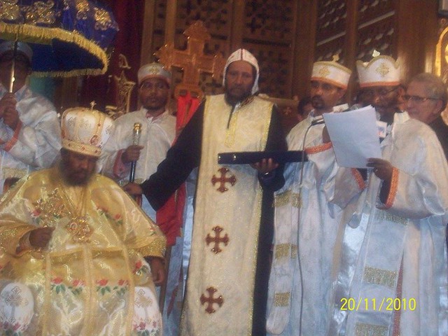 الراهب القمص حياة الأثيوبي المحرقي مع قداسة البابا شنودة وأبونا باولوس بطريرك أثيوبيا (10)