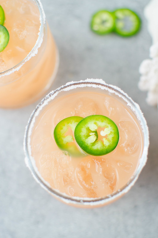 Spicy Salty Dog - freshly squeezed grapefruit juice, vodka, and jalapenos! So refreshing and delicious, the perfect spicy cocktail recipe. 