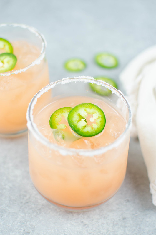 Spicy Salty Dog - freshly squeezed grapefruit juice, vodka, and jalapenos! So refreshing and delicious, the perfect spicy cocktail recipe. 