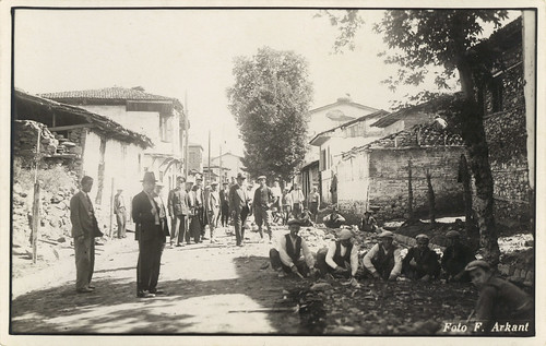 Ödemiş belediye başkanı Ragıp Sirmen yol çalışmasını denetlerken, 1950-1951 - The Mayor of Ödemiş Ragıp Sirmen inspects the road work, 1950-1951