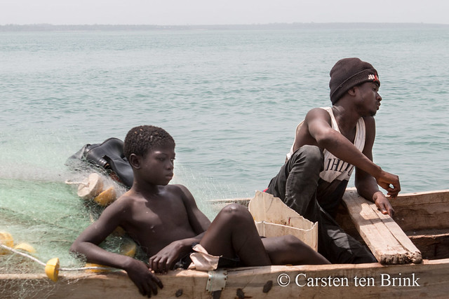 Guinea-Bissau - fishermen waiting [bc2024e]