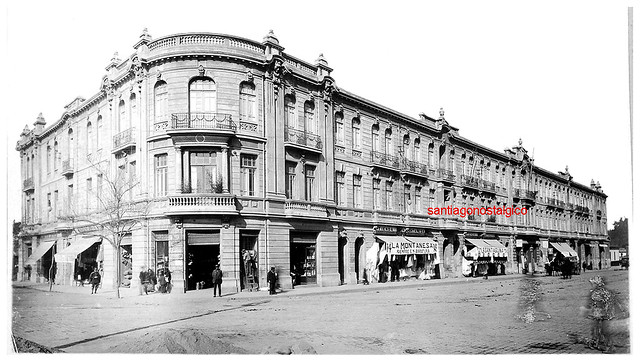 Vicuña Mackenna esquina de la Alameda 1920 frente al monumento regalado por la Colonia Italiana en 1910.