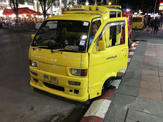 I found the yellow livery of this Baht bus rather attractive