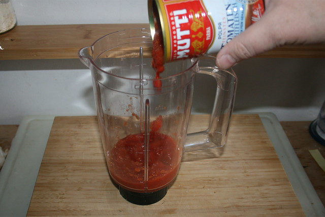 01 - Tomaten in Mixer geben / Put tomatoes in blender