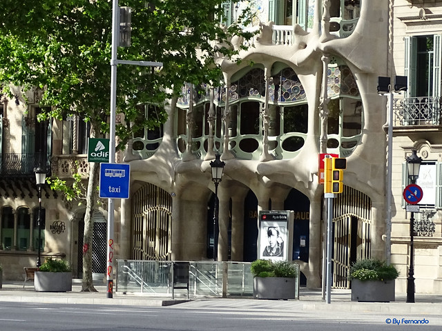 Barcelona 2020 (0429) -01- COVID-19 -08- Casa Batlló (Ps de Gràcia, 43) -07- Planata Baja y Tribuna del piso principal y columnas de forma ósea 01