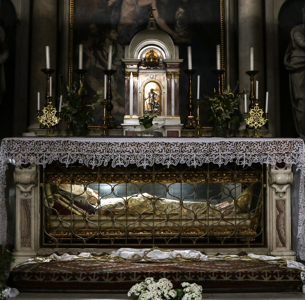 *Un Saint, un Miracle* : Saint Antonin de Florence : son corps reste incorrompu jusqu’à aujourd’hui 49844824033_93d303a5ab_b