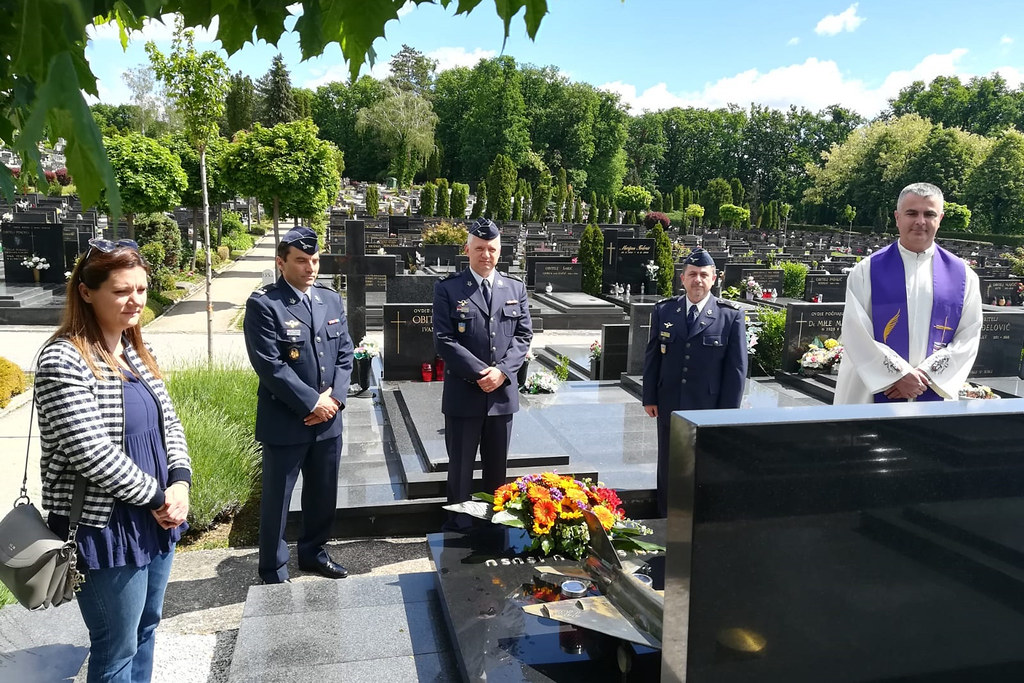 Hrvatsko ratno zrakoplovstvo položilo vijenac na Mirogoju za Rudolfa Perešina