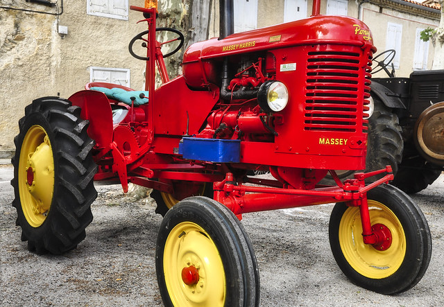 Le tracteur rouge Massey-Harris 🚜