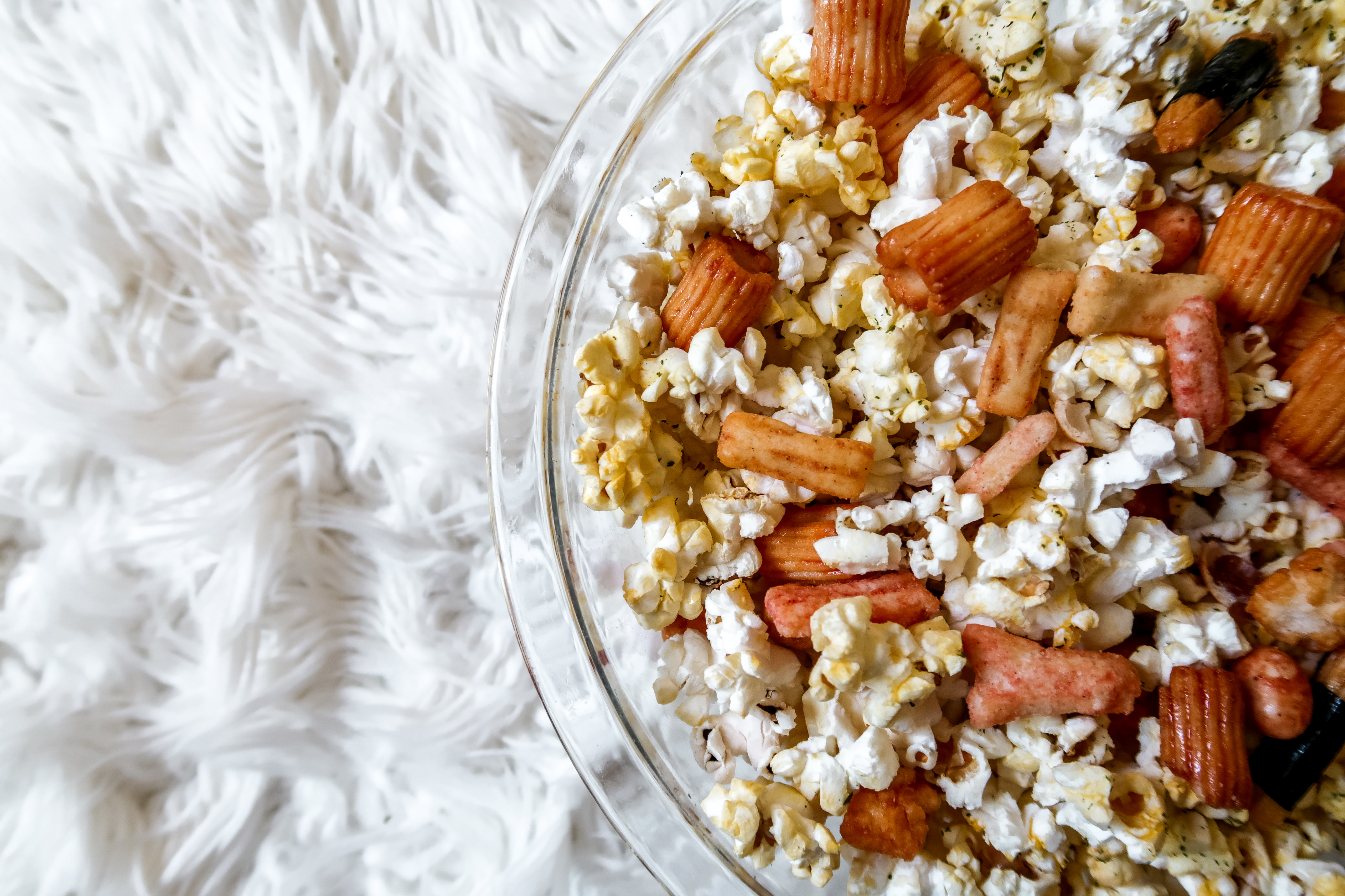 HOW TO MAKE THE BEST HAWAIIAN HURRICANE POPCORN - mochi crunch popcorn, hurricane popcorn recipe, hurricane popcorn, hawaiian hurricane popcorn, popcorn recipe, best popcorn recipe | Wanderlustyle.com