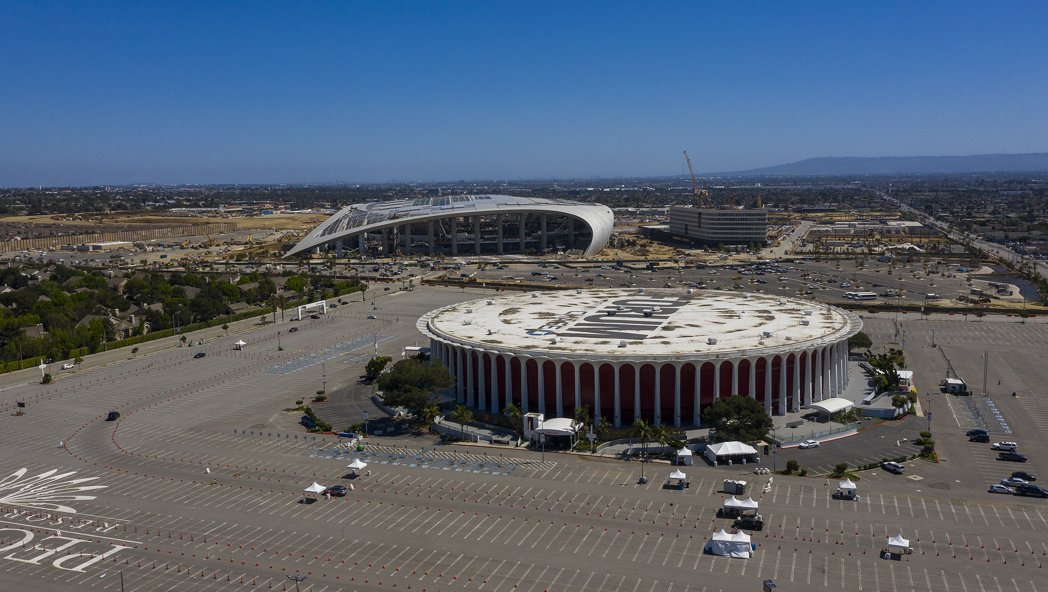 Sofi stadium. Стадион Софи в Лос Анджелесе. Олимпийский стадион Лос Анджелес. Стадион НФЛ В Лос Анджелесе. Стадион в Лос Анджелесе новый.