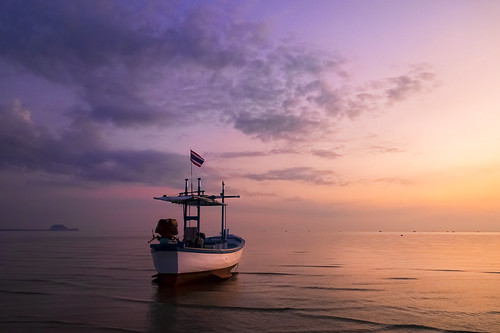 sunrise dawn early warm morning warmth light sea seascape clouds dolphinbay thailand samroiyot rolfharris alicecooper หาดสามร้อยยอด ประจวบคีรีขันธ์ ประเทศไทย อรุณ ตะวันขึ้น boat yacht waves pink purple mauve