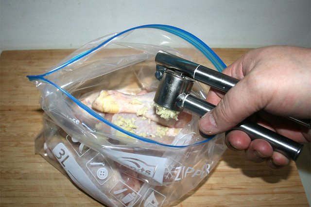 02 - Knoblauch dazu pressen / Add squeezed garlic