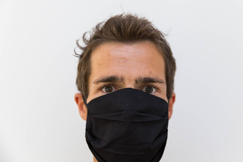 Маска лучшие выступления. Человек в медицинской маске. Медицинская маска для лица. Социальные маски. Человек в черной маске медицинской.