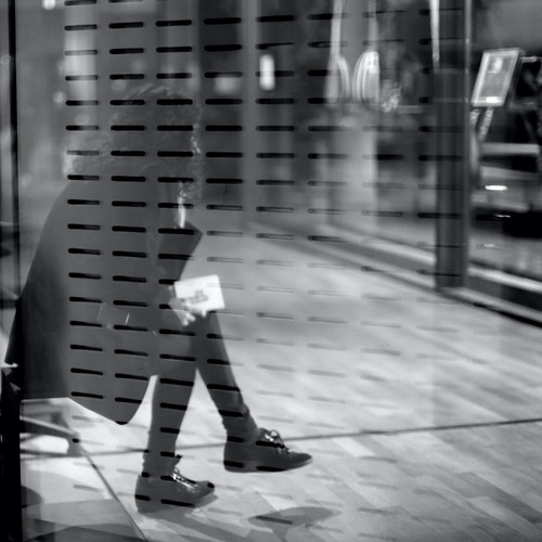 paris femme woman banc bench carré square porte door verre glass reflets reflection photoderue streetview urbanarte noiretblanc blackandwhite photopascalcolin 50mm canon50mm canon