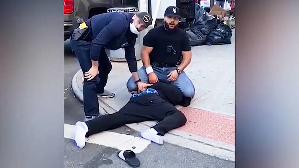 紐約警察以違反社交距離規定為由制伏黑人。（圖片來源：Daquan Owens/Facebook）