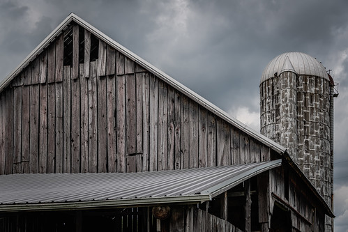 homeplaceongreenriver kentucky tnc taylorcounty thenatureconservancy barn clouds farm groundhog silo
