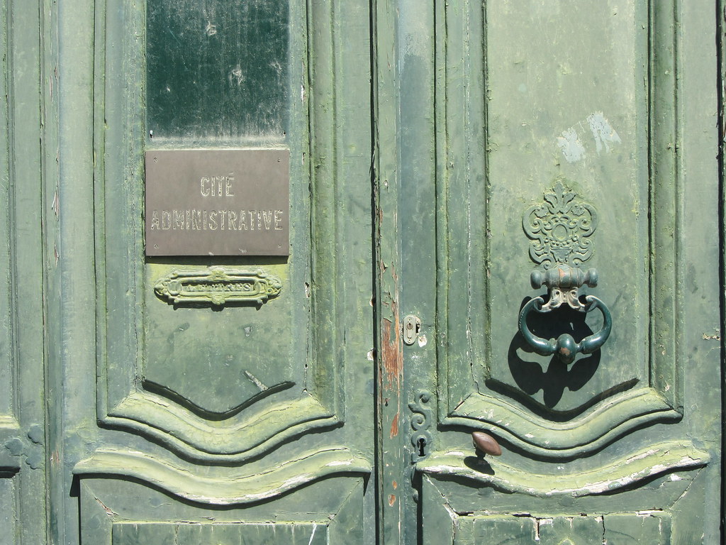 Cité administrative green door, Carcassonne
