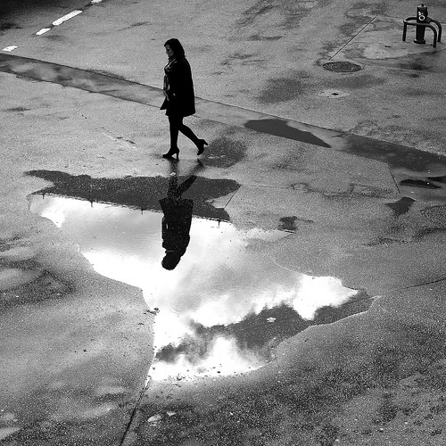 paris13 femme woman flaque puddle reflet reflection lumière light nuages clouds photoderue streetview urbanarte noiretblanc blackandwhite photopascalcolin 50mm canon50mm canon