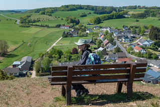 Wanderin auf dem Kalvarienberg bei Alendorf