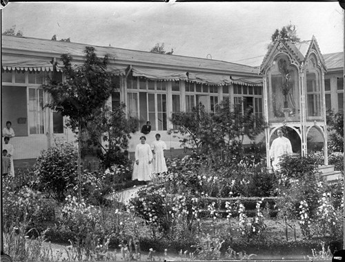 Patio y jardín del viejo Hospital San Vicente de Paul en Santiago