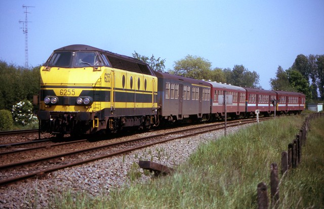 NMBS 6255 met IR-trein op diesellijn 15 in Mol op 15 mei 1989