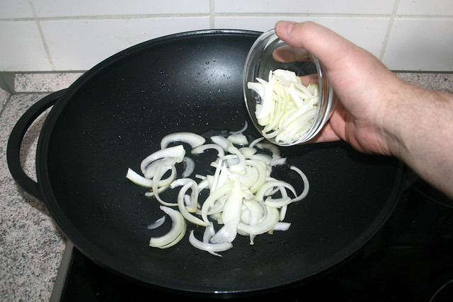 19 - Zwiebelspalten in Wok geben / Put onion in wok
