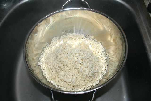 24 - Mie-Nudeln abtropfen lassen / Drain Mie noodles