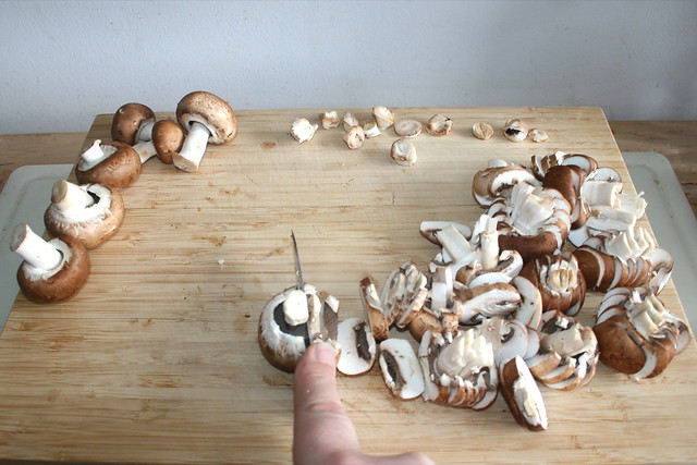 12 - Pilze in Scheiben schneiden / Cut mushrooms in sliced