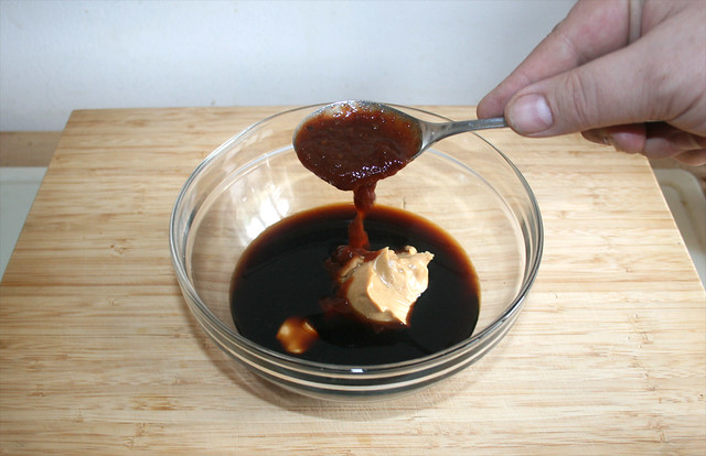04 - Chili-Knoblauch-Sauce hinzufügen / Add chili garlic sauce