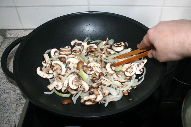 21 - Zwiebel & Pilze andünsten / Braise onion & mushrooms