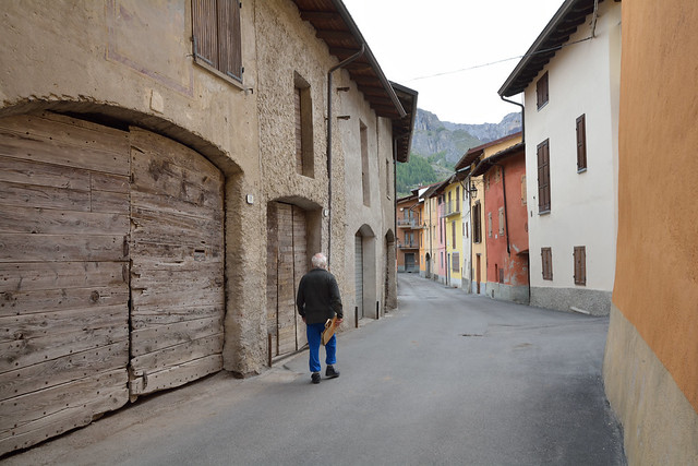 DSC_1068_6079. Vecchi portoni di un paese di montagna. - Old main doors of a mountain village.