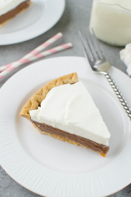 Chocolate Pudding Pie - creamy chocolate pudding pie topped with homemade whipped cream. Easy and delicious! 
