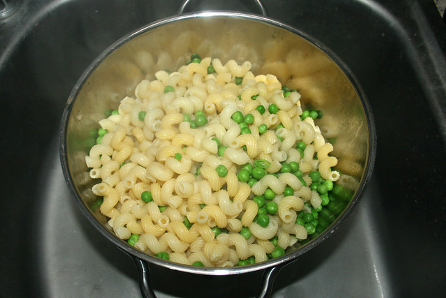 12 - Nudeln mit Erbsen abtropfen lassen / Drain noodles & peas