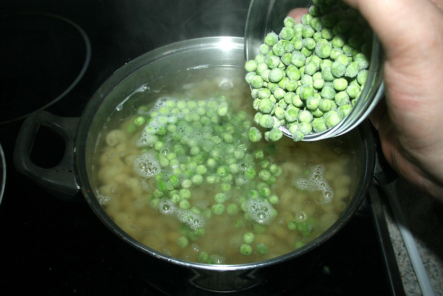 11 - Erbsen zu Nudeln geben / Add peas to noodles