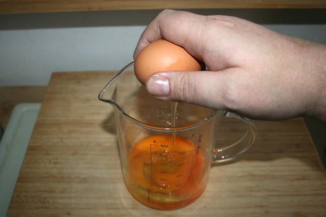 01 - Eier in Messbecher öffnen / Open eggs in beaker