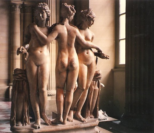 Au Louvre : groupe de statuettes Titre d'usage : Les trois Grâces