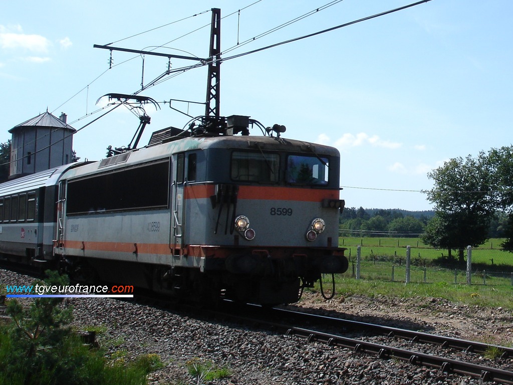 La locomotive BB8599 SNCF de Toulouse Périole sur la ligne Béziers - Neussargues